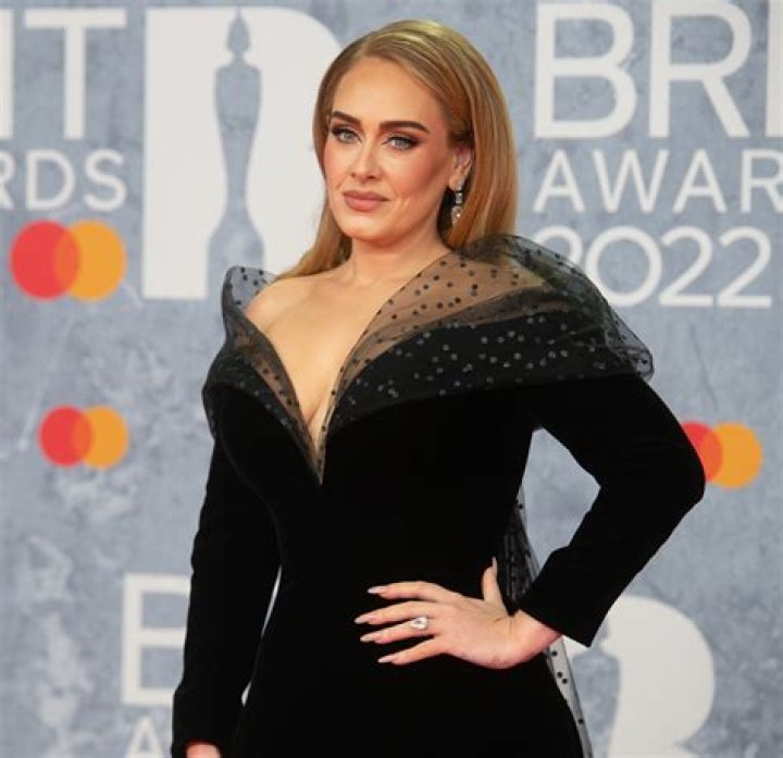 Adele wasn’t wearing that diamond ring this weekend & she looked glum about it