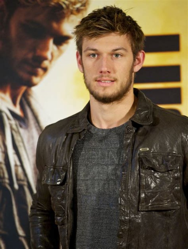 Alex Pettyfer is still a douche, shows up 2 hours late for a photo shoot