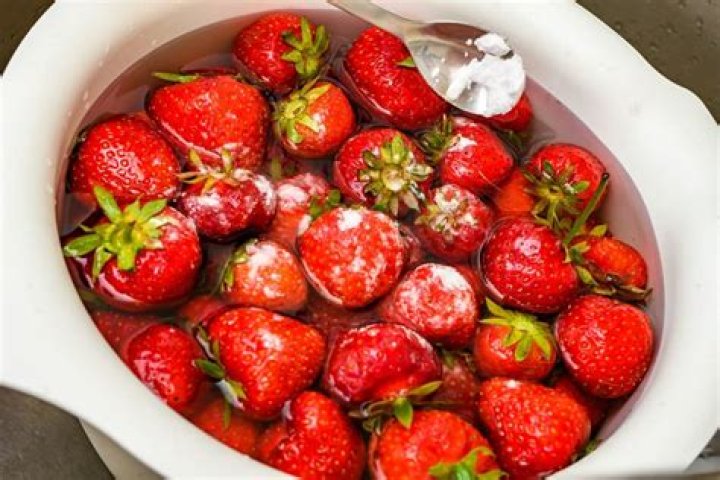 Can I use apple cider vinegar to clean strawberries?