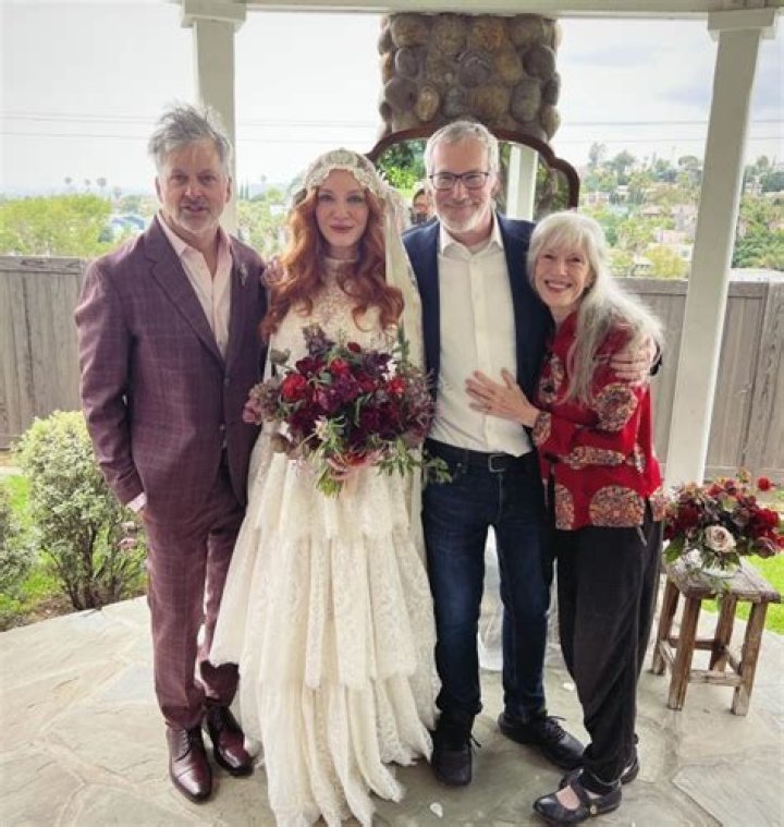 	Christina Hendricks had a 2nd wedding at home so her mother with Alzheimer’s could go	