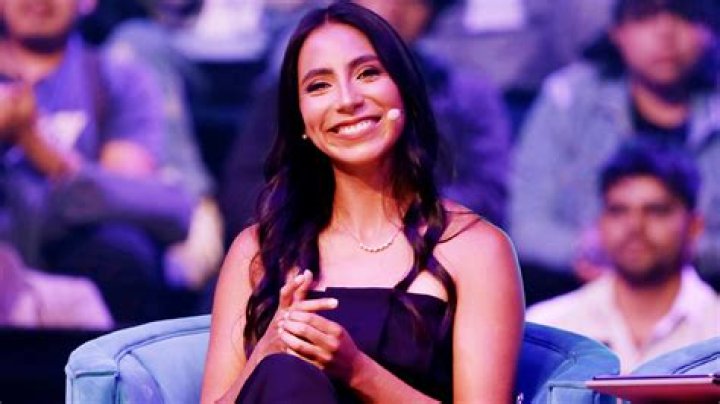 Diana Flores - Age, Family, Bio