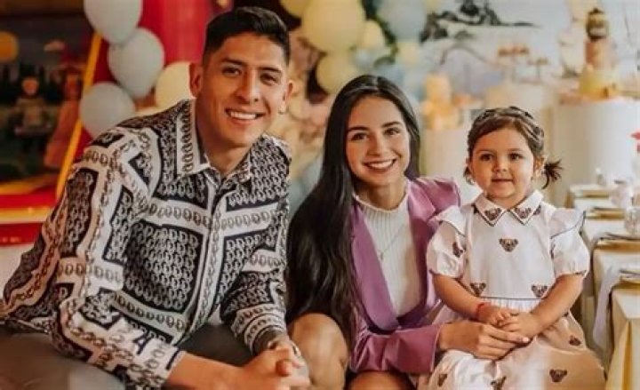 Edson Álvarez - Age, Family, Bio