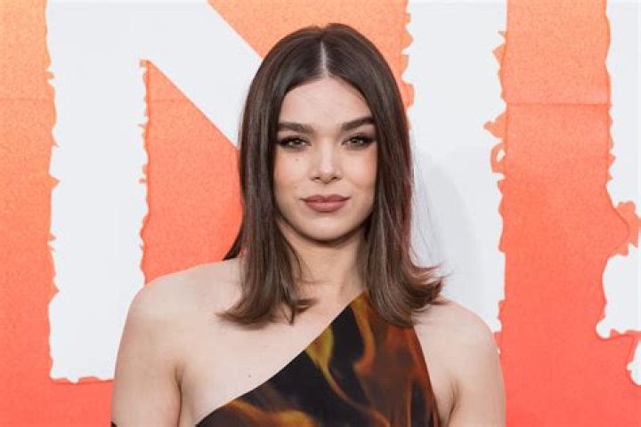 Hailee Steinfeld’s Twitter Feed is Filled with Teen Girl Antics