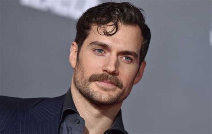 Henry Cavill filmed himself as he built a gaming PC: nerdy-hot or nope?