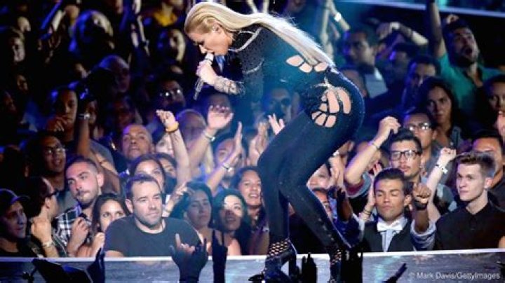 Iggy Azalea Falls off Stage at VMA Rehearsal