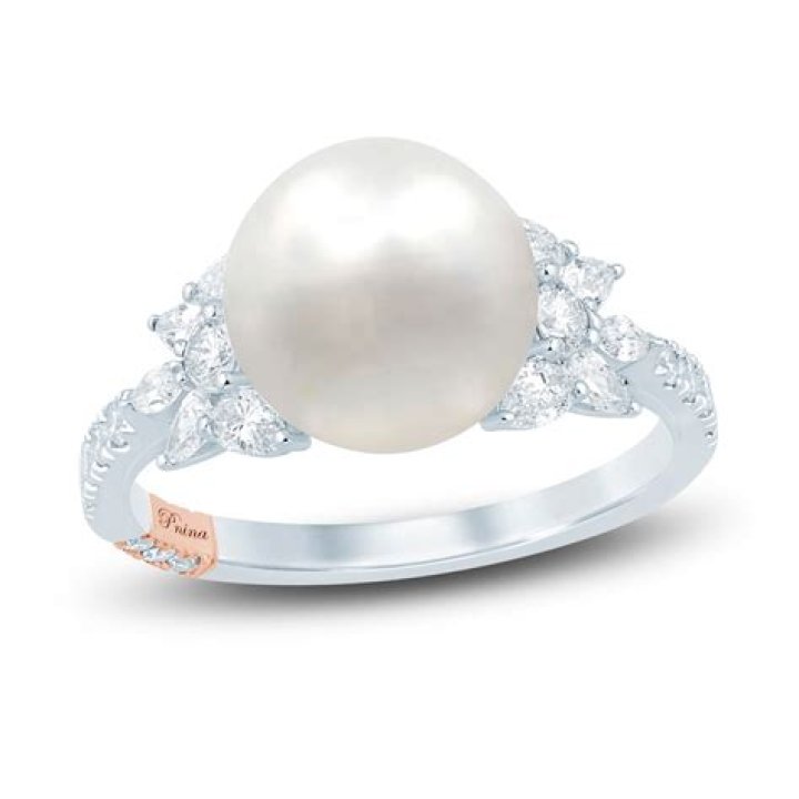 Is anyone else in love with Emma Stone’s pearl & diamond engagement ring?