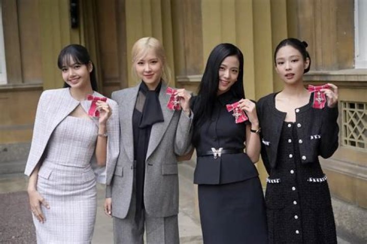 Is Blackpink Lisa a lesbian?