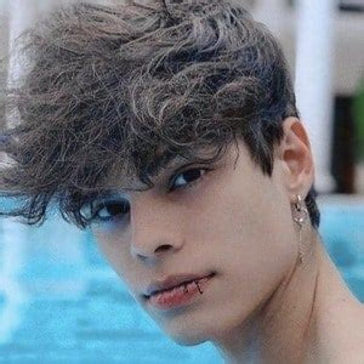 JeanCarlo León - Age, Family, Bio