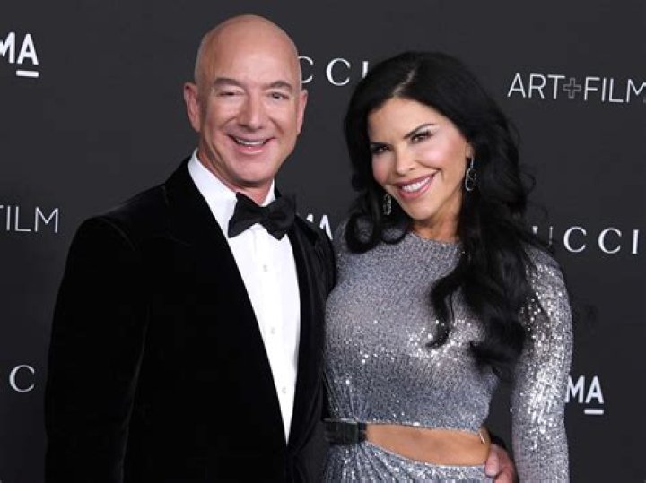 	Jeff Bezos & Lauren Sanchez are actually ‘close friends’ with Leo DiCaprio	