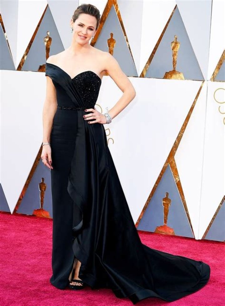 Jennifer Garner in Atelier Versace at the Oscars: striking and/or try hard?
