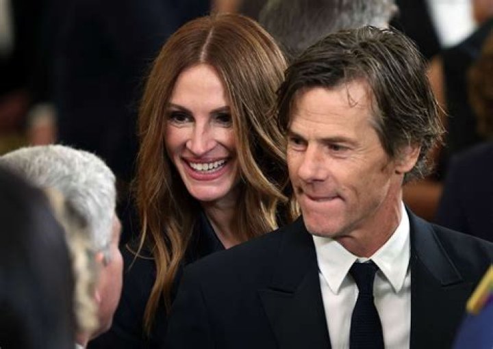Julia Roberts & her husband didn’t break up, he went on vacation w/ buddies