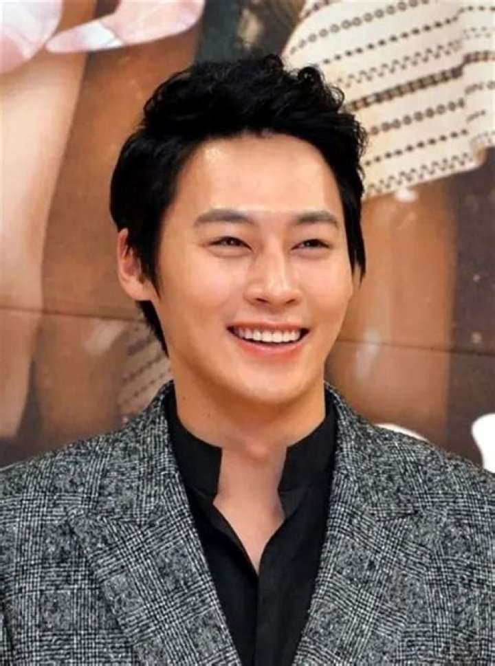 Jung Eun-woo - Age, Family, Bio