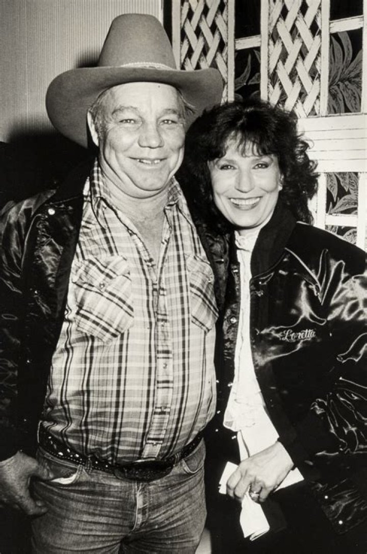 
Loretta Lynn Fought for Her Beloved Husband Though He Called Other Women into Their Bed 