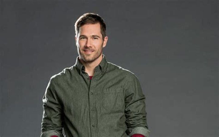 Luke Macfarlane biography, Instagram, Wikipedia, Facebook, Height, Weight, Net Worth, Family