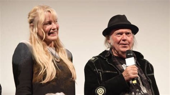 Neil Young reveals that he has married actress Daryl Hannah in August 2018!