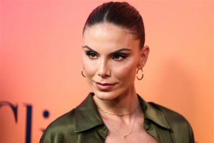 Nina Seničar Bio (Wiki) 