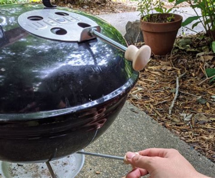 Should vents be open on Weber grill?
