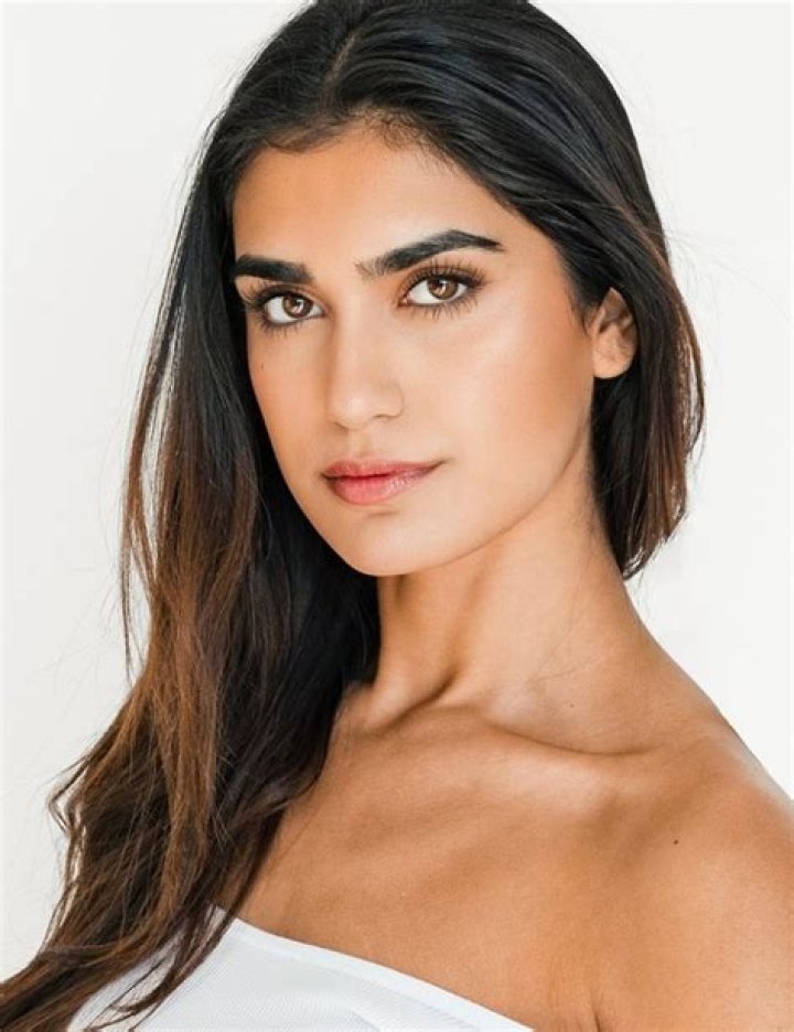 Tandis Esfandiari - Age, Family, Bio