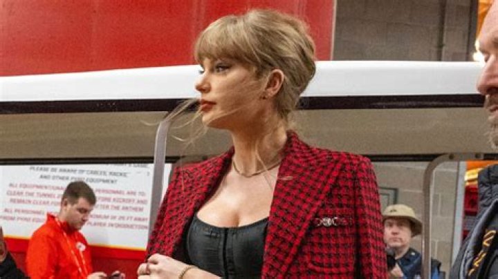 Taylor Swift’s security guards won’t let peasants access the public beach