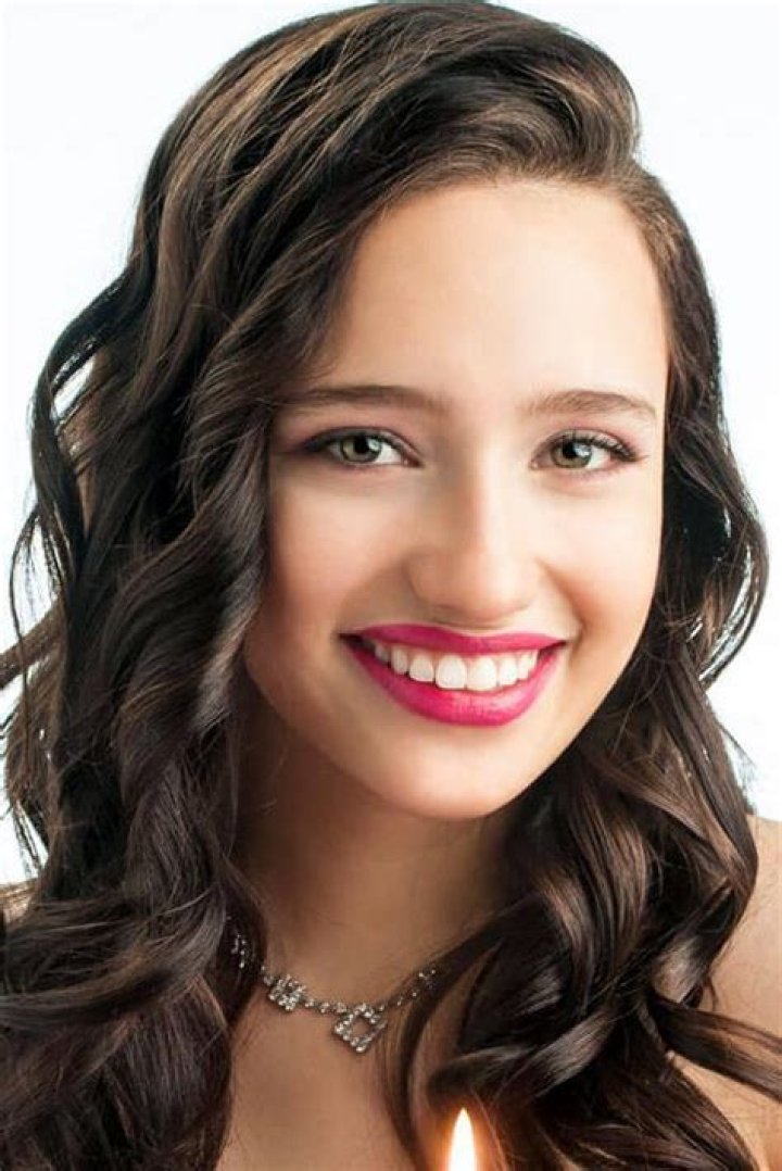 Violeta Narvay - Age, Family, Bio
